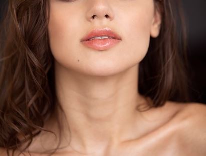 젊은여자 목주름 사진