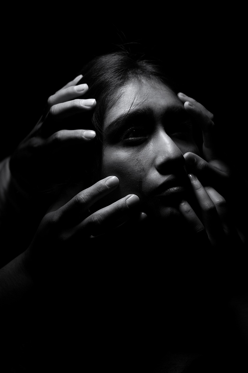 공포와 불안에 떠는 사진