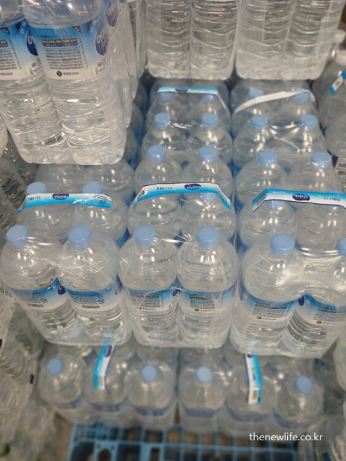 마트에서 판매 중인 생수 묶음 진열
