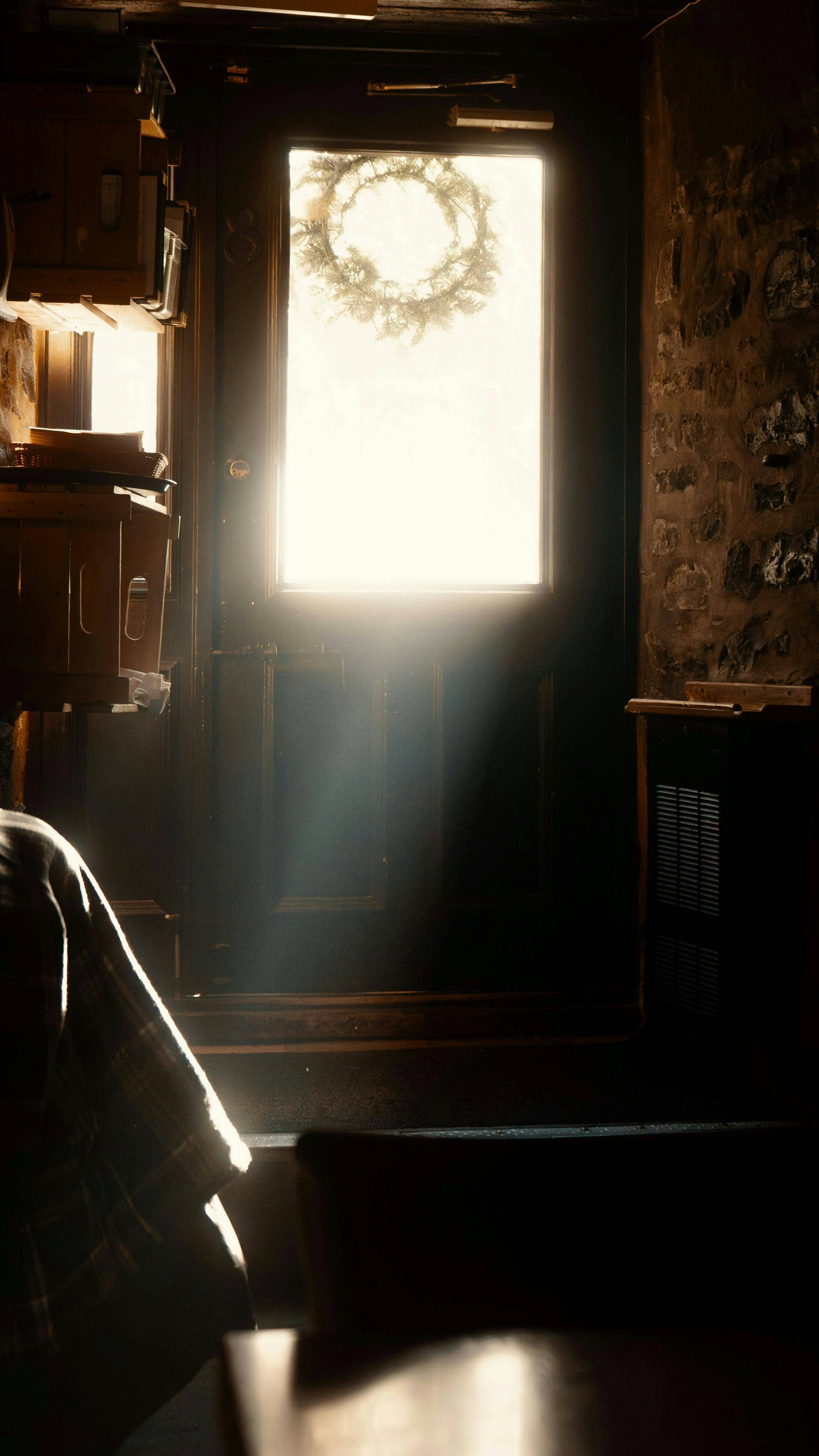 카라바조 ‘성 마태오의 소명’ 복원 중 밝혀진 빛의 비밀: 단순한 조명이 아니었다