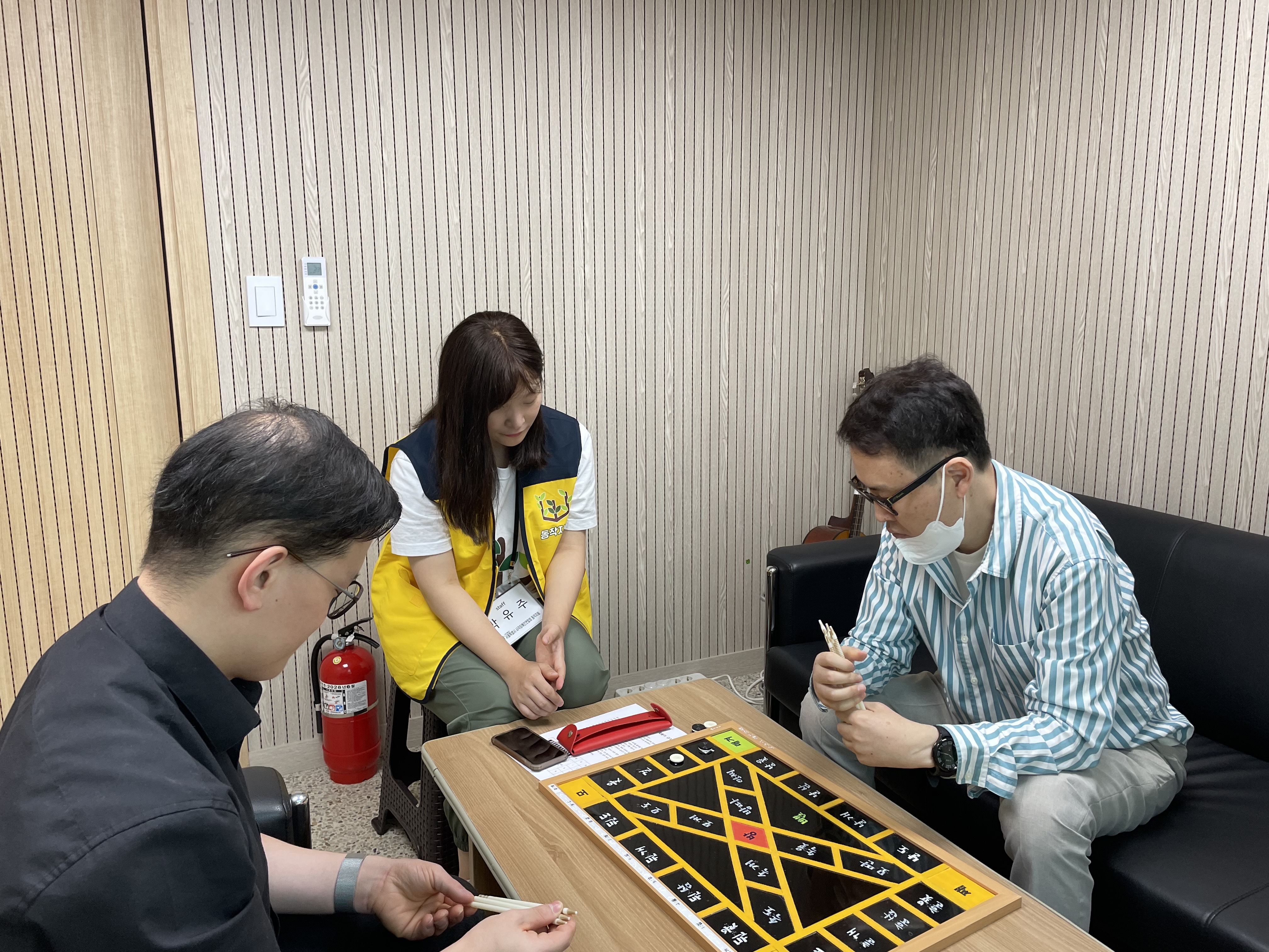 이미지 설명: 1부 윷놀이 경기사진. 김경석 지회원과 최낙원 지회원이 경기중임.