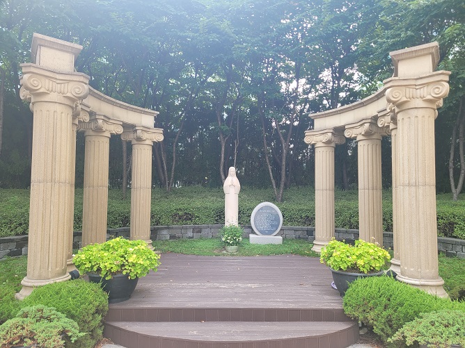 수원교구 수원 정자동 주교좌성당 성모동산 성모상 사진