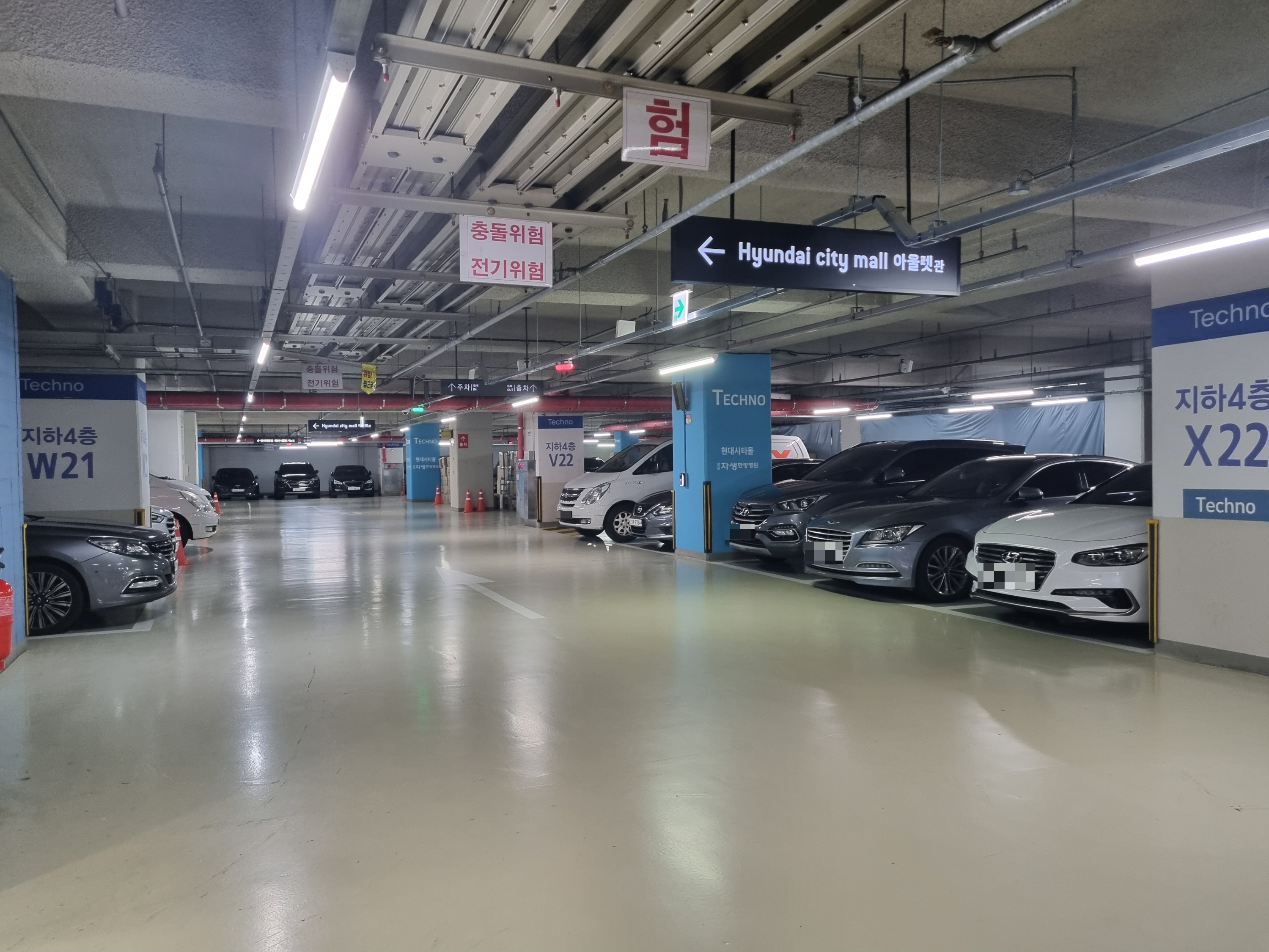 가든파이브 테크노관 지하 4층에 주차돼 있는 차량과 영어&amp;#44; 번호가 적혀있는 기둥