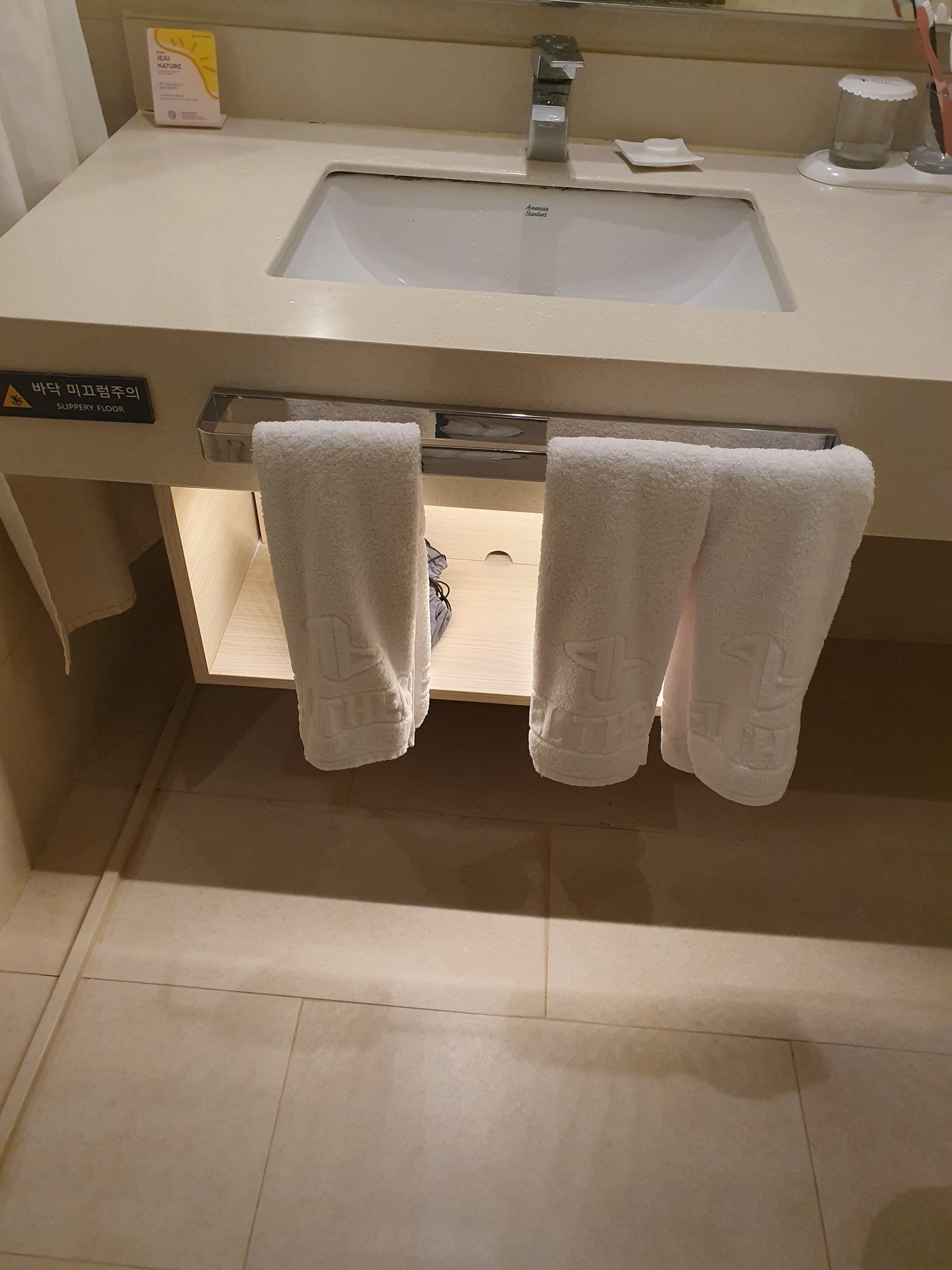 더본 호텔 욕실 수건은 넉넉하게 비치됨