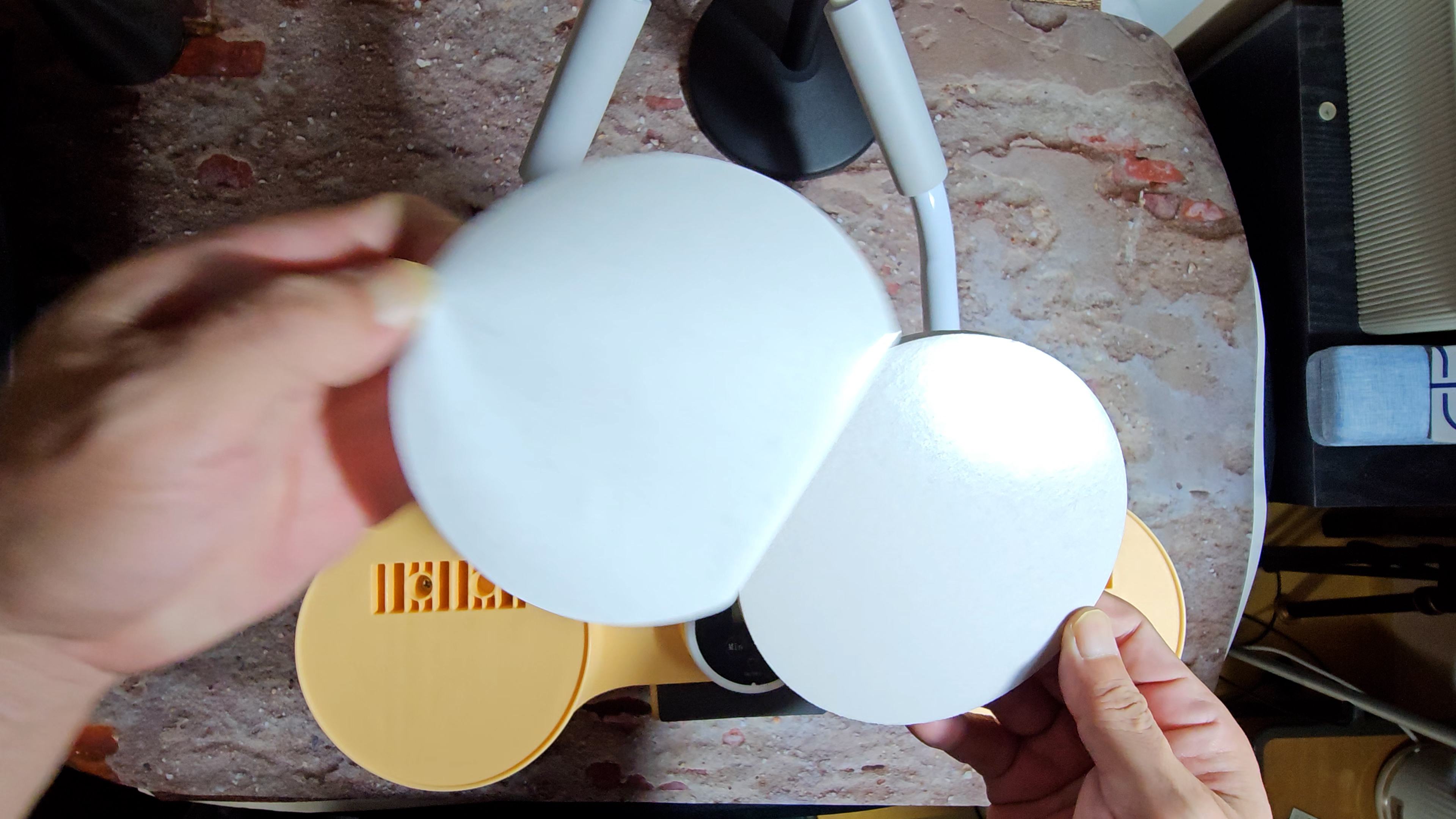 복부운동휠에 팔꿈치 패드 붙히는 사진1