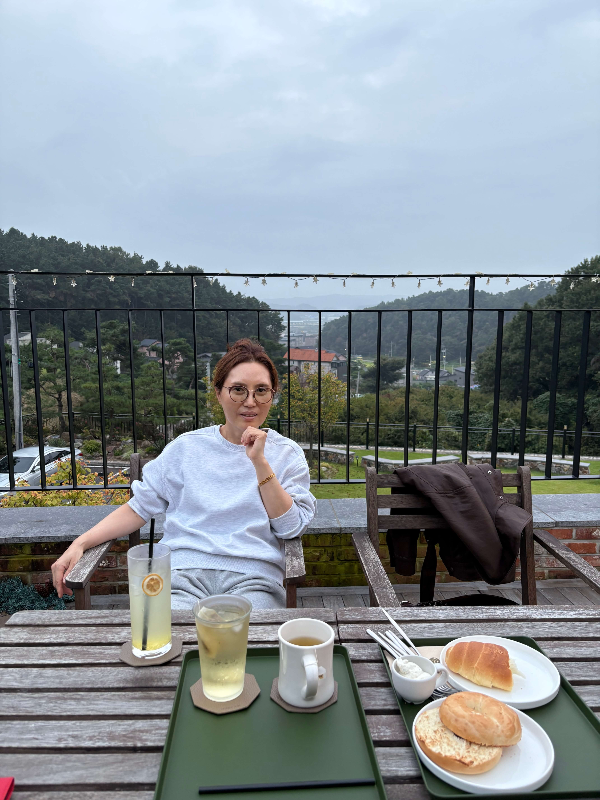 테라스에서 브런치와 음료 출처 /직접촬영