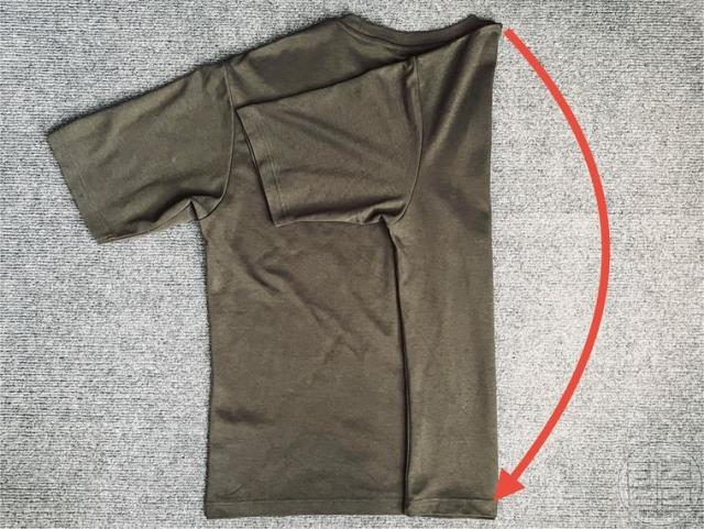 반소매 티셔츠 접는법 옷가게 방식