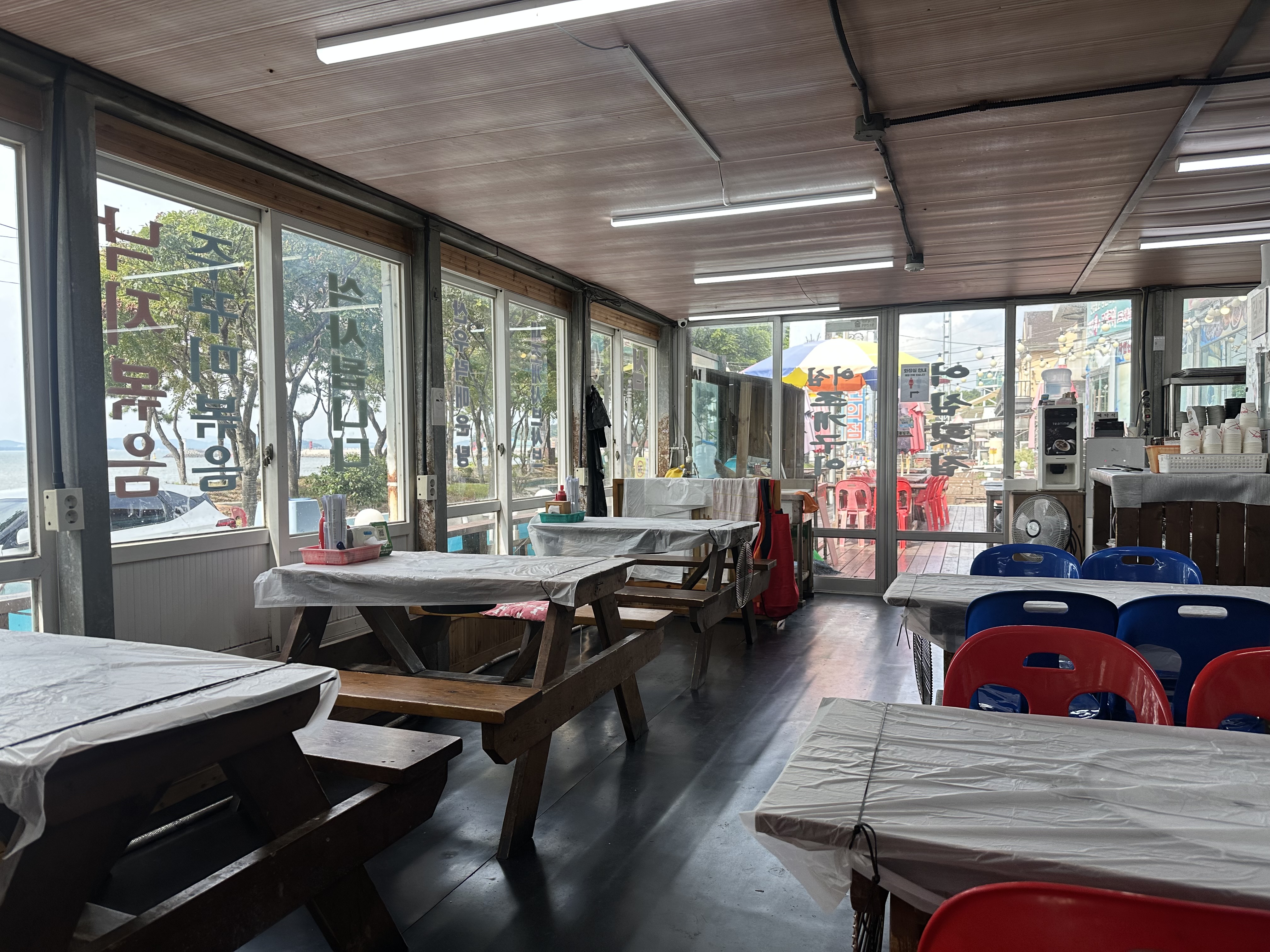 Travel Review 2: Boryeong, Daecheon, and Muchangpo in Chungnam, Korea (Family Travel Destination Recommendation, Muchangpo Beache Palace, Mudflat Experience, Sky Bike Price &amp; Duration, Daecheon Restaurants &amp; Lunch Spots, Daecheon Beach, Stunning Sunset, Closed Sanghwawon, Daecheon Port Fish Market, Useong Fisheries, Suyeonho Fisheries, Muchangpo Beache Palace, Ocean View, Lodging with Kitchen Facilities, Muchangpo Pension)