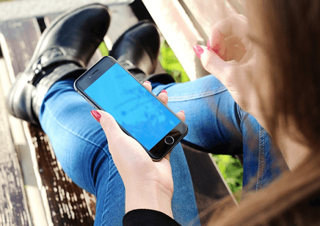 아이폰을-보고있는모습