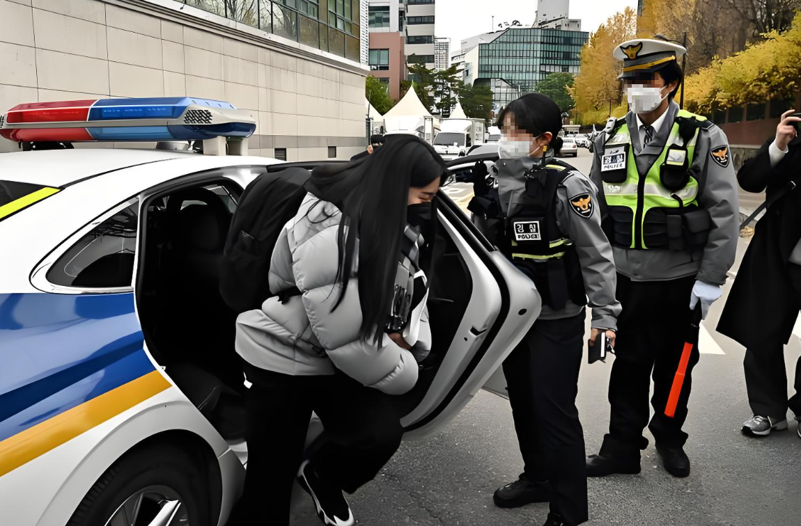 수능날 아침 경찰차에서 내려 시험장에 가는 여학생