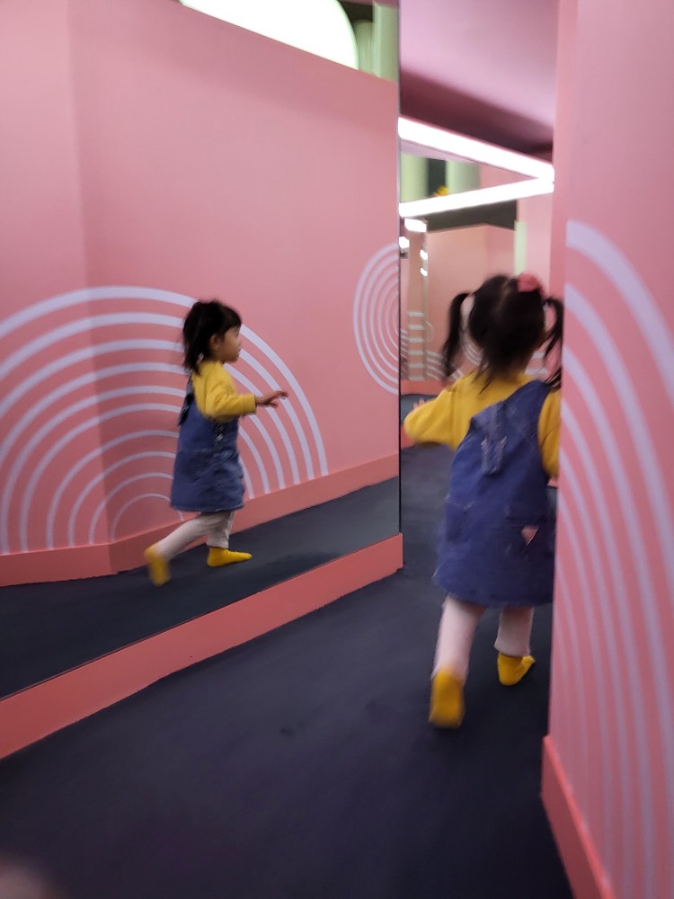 거울 미로를 통과하는 아이