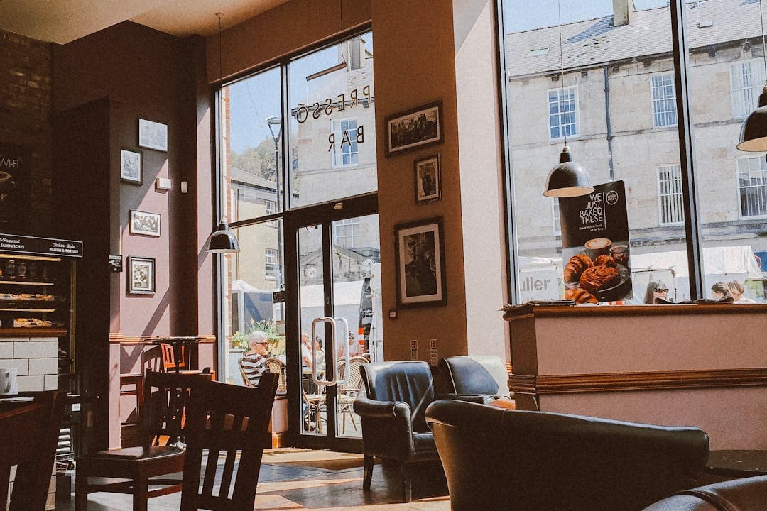 소상공인 카페, 트렌디한 인테리어와 자연광