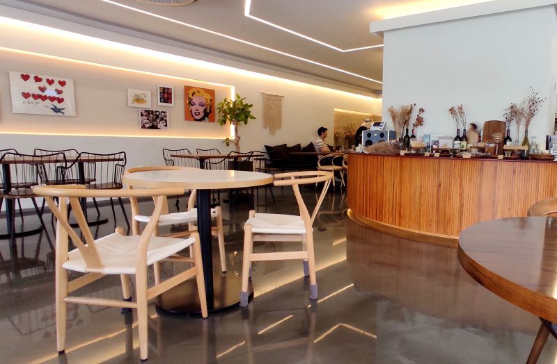 빵이 진열되어있는 둥근 진열대