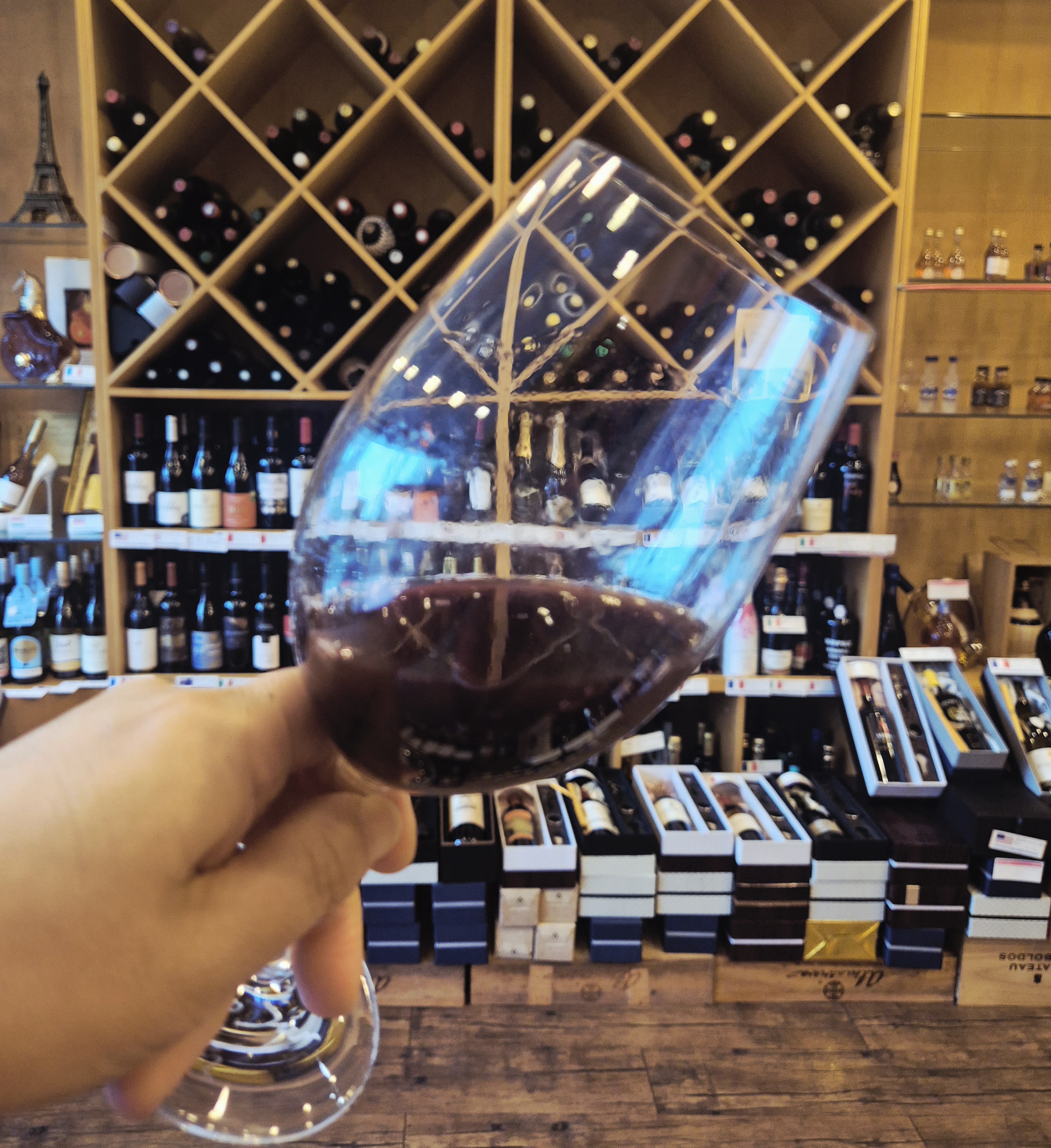 와인 스월링 하는 이미지