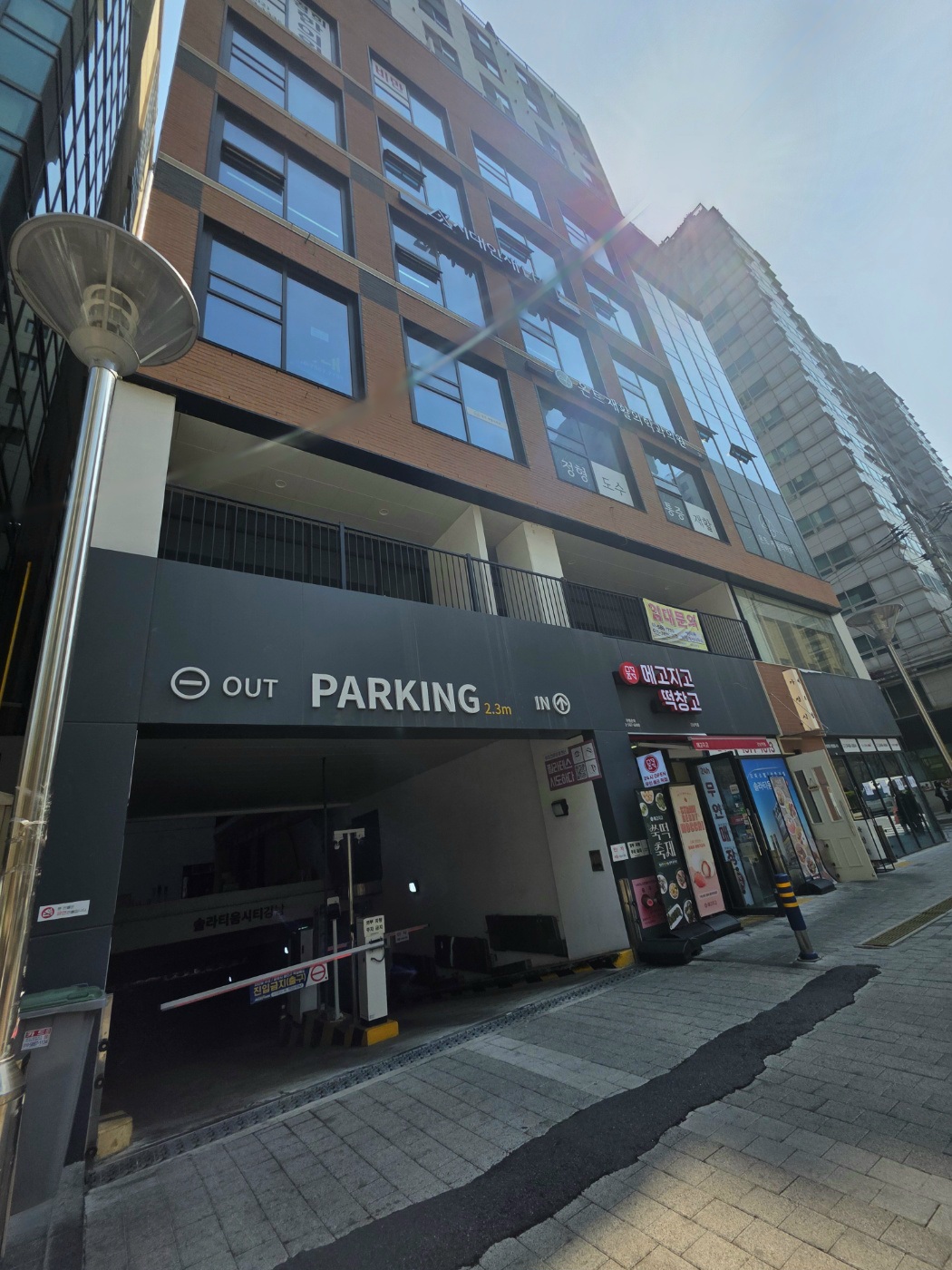 주차장-건물-외관입니다.