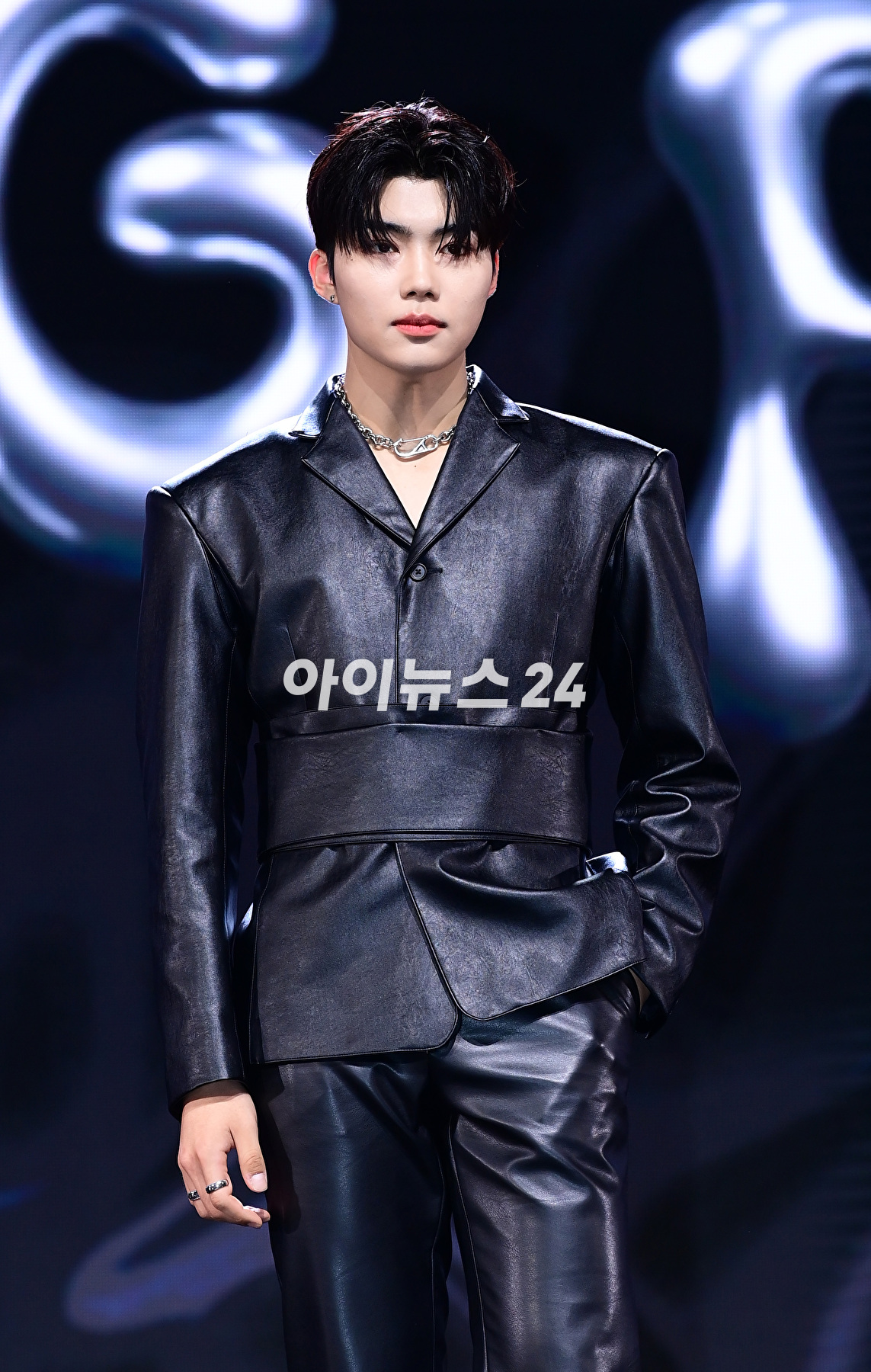 그룹 제로베이스원 박건욱이 5일 오후 서울 광진구 예스24라이브홀에서 열린 제로베이스원(ZEROBASEONE) 두 번째 미니앨범 &#39;멜팅 포인트&#39;(Melting Point) 발매 기념 쇼케이스에서 포토타임을 갖고 있다. [사진=정소희 기자]