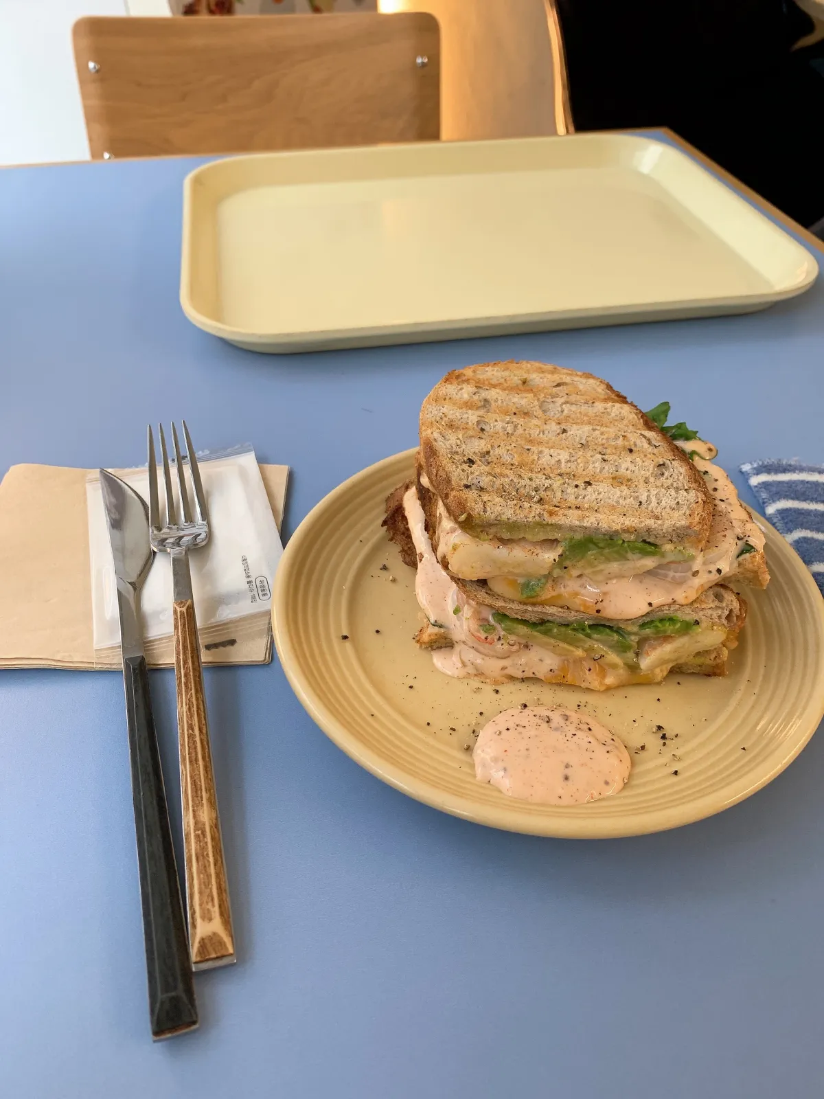 크림색-접시에-담긴-쉬림프아보카도샌드위치