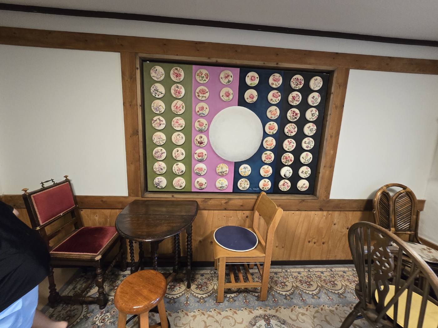 세월이 느껴지는 테이블과 의자들