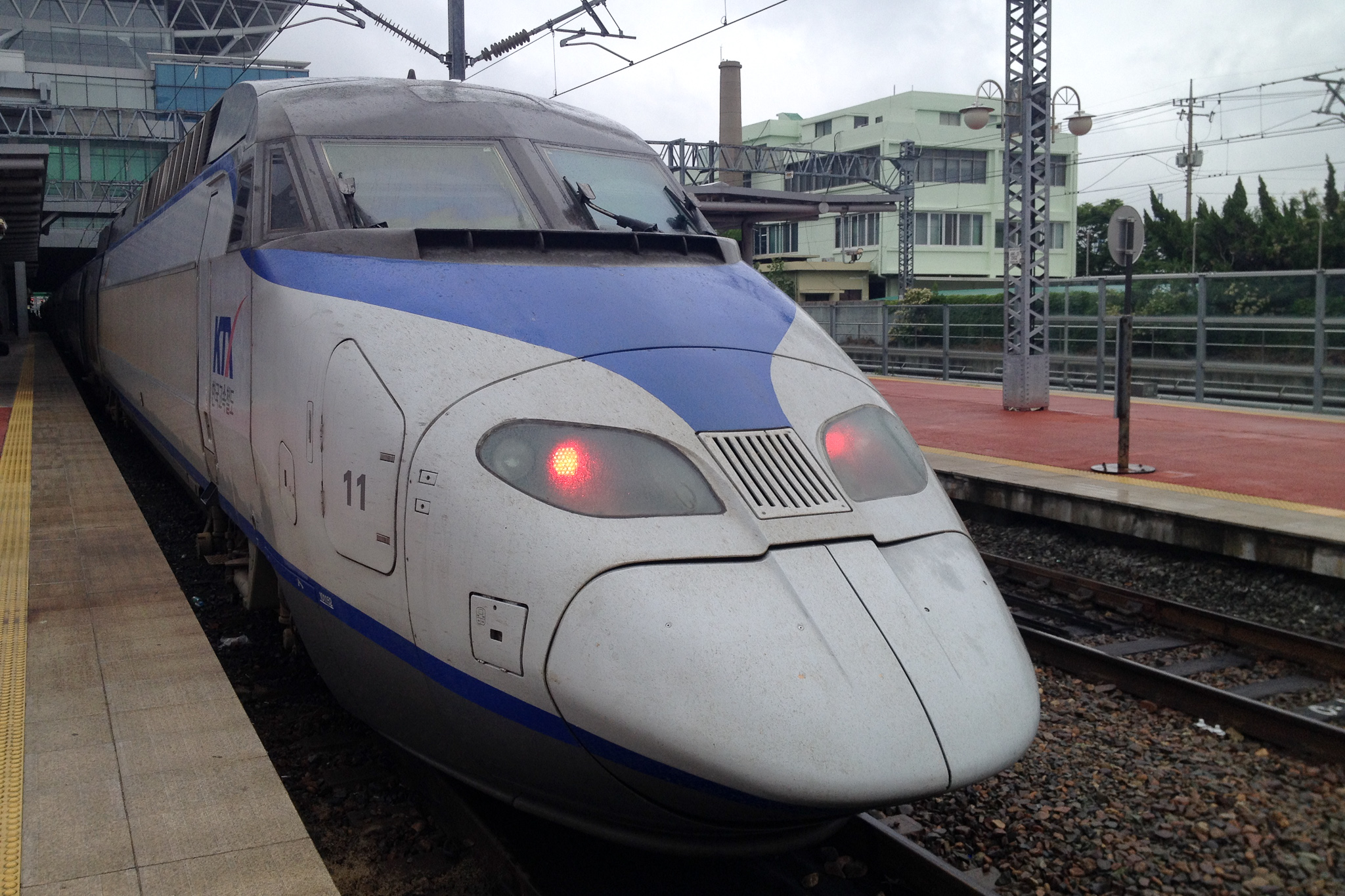 부산역 승강장에 서 있는 KTX 열차