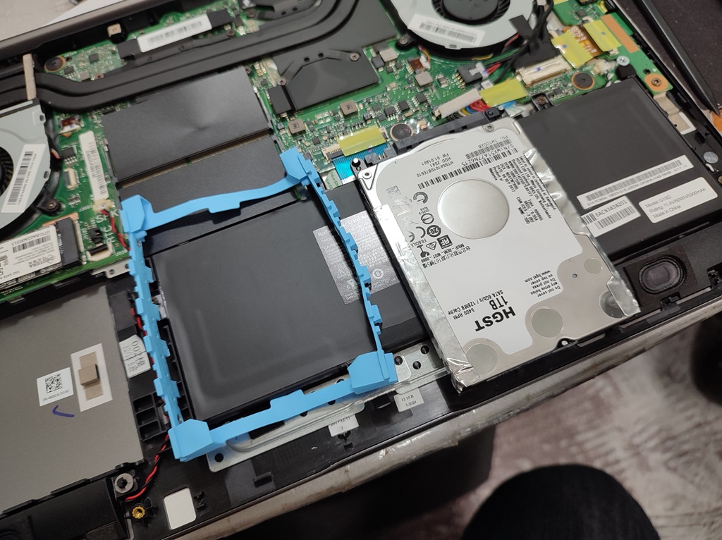 고장난 하드디스크 제거 중