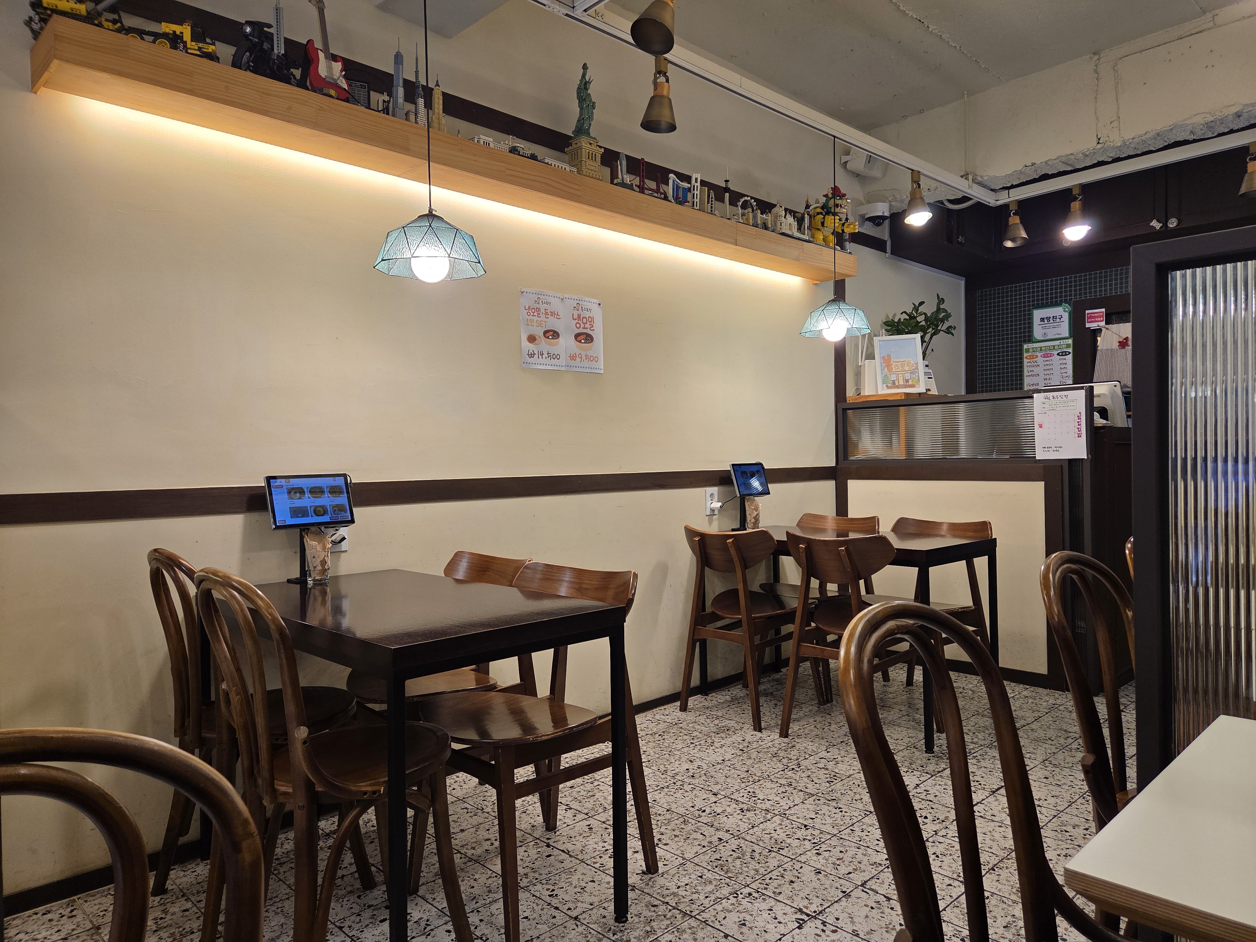 염창동 봉스토랑 매장 내부, 따뜻한 조명과 아기자기한 인테리어