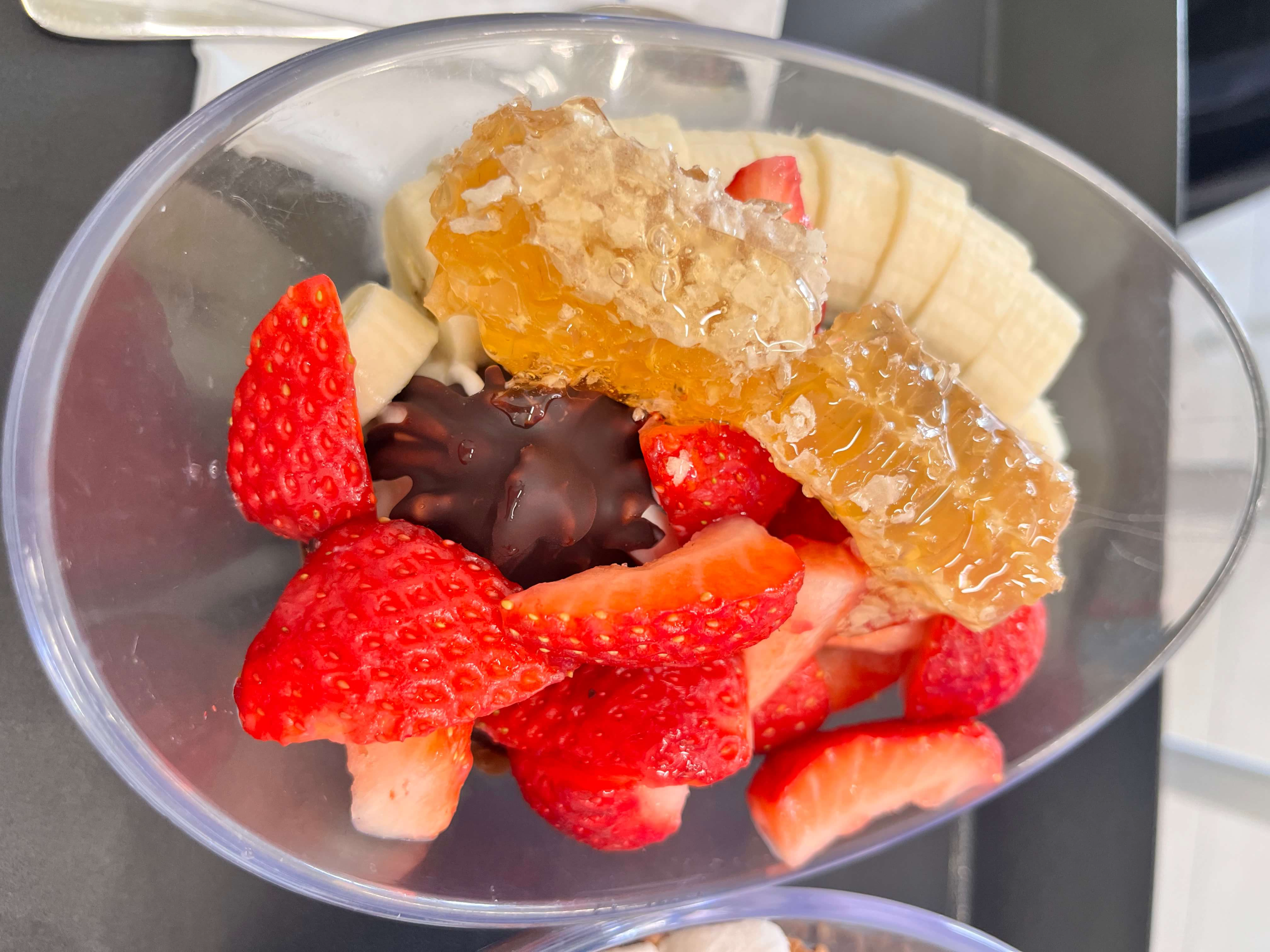 요아정 원효로점 초코쉘에 딸기, 바나나, 벌집꿀 토핑 추가