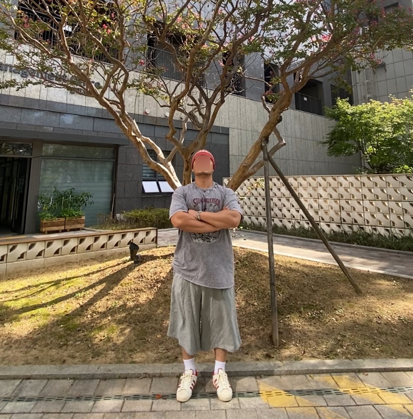 데일리룩('26. 9. 20.)오가프 노르딕패턴 자카드 울 니트 비니, 스탠다드에러 피그먼트 티셔츠, 무신사스탠다드 와이드 버뮤다 팬츠, 갓디스 삭스, 아디다스 슈퍼스타 82레드