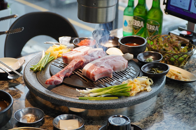 부산 수영구 광안리 맛집 현지인 추천 부산여행 로망스 대영횟집 석화연 수변최고돼지국밥 마담에뽀끄 아메리칸빌리지 진곰탕진해장 오륙도횟집 디에이블 무쇠김치삼겹