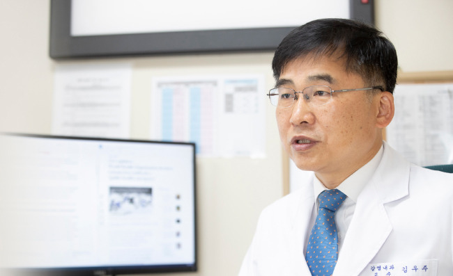 아직도 유지되고 있는 코리아 방역...연내 격리해제 못하나?...그 많은 백신접종 논란은 왜 조용할까