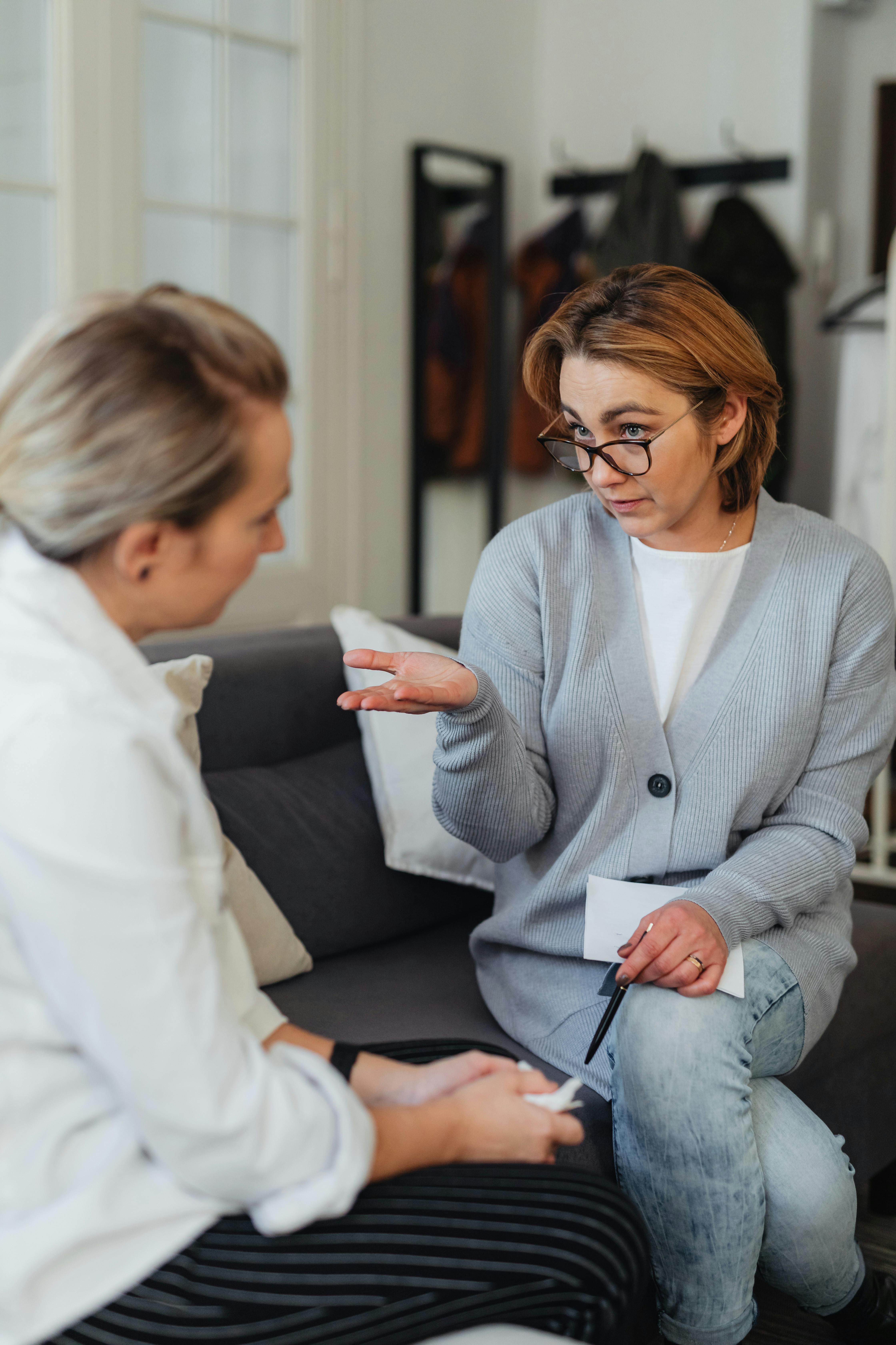 전문가 멘토링을 받는 청년 모습