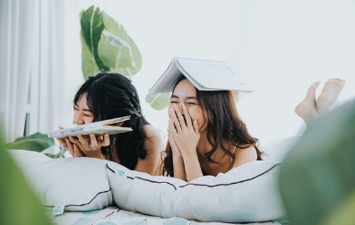 미래를 향해 밝은 표정을 짓는 청년 이미지