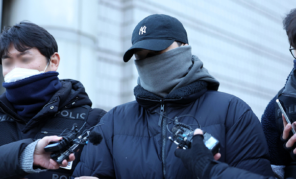 경복궁 담장을 훼손하고 도주한 혐의로 재판에 넘겨진 20대 남성이 집행유예를 선고받았다. 사진은 경복궁 낙서 훼손을 모방해 2차로 훼손한 후 예술활동이라고 주장한 설모 씨가 지난해 12월 22일 서울 서초구 서울중앙지법에서 열린 영장실질심사를 마친 후 대기 장소로 이동하고 있는 모습. [사진=뉴시스]