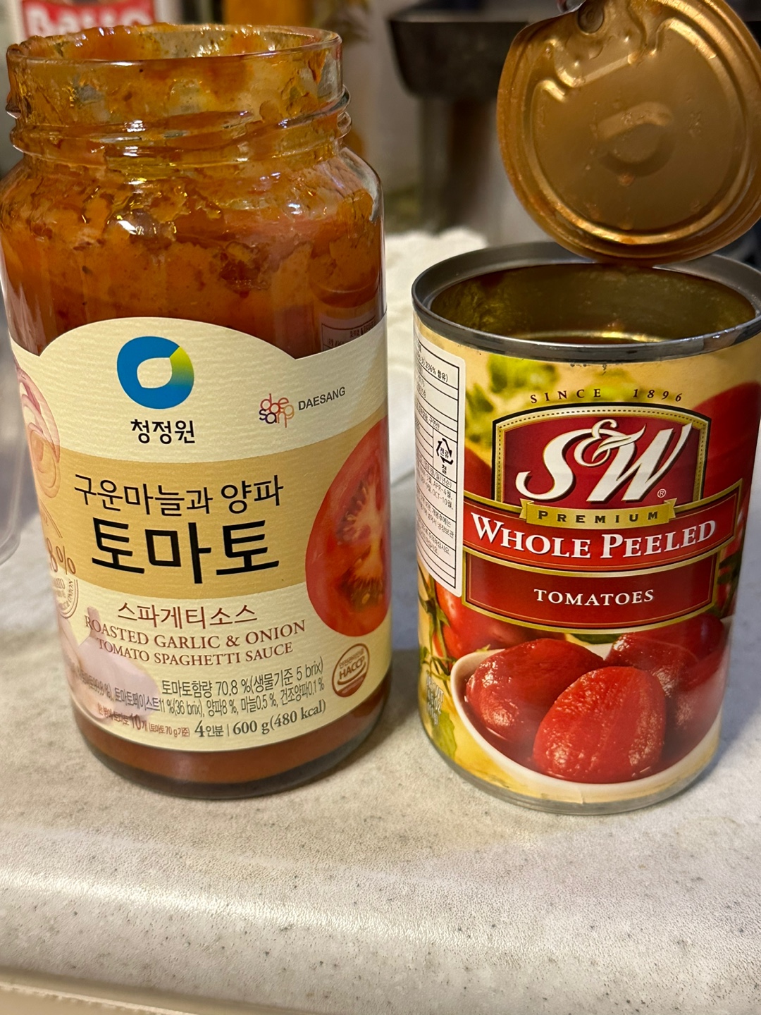 시판용 토마토소스와 홀토마토캔