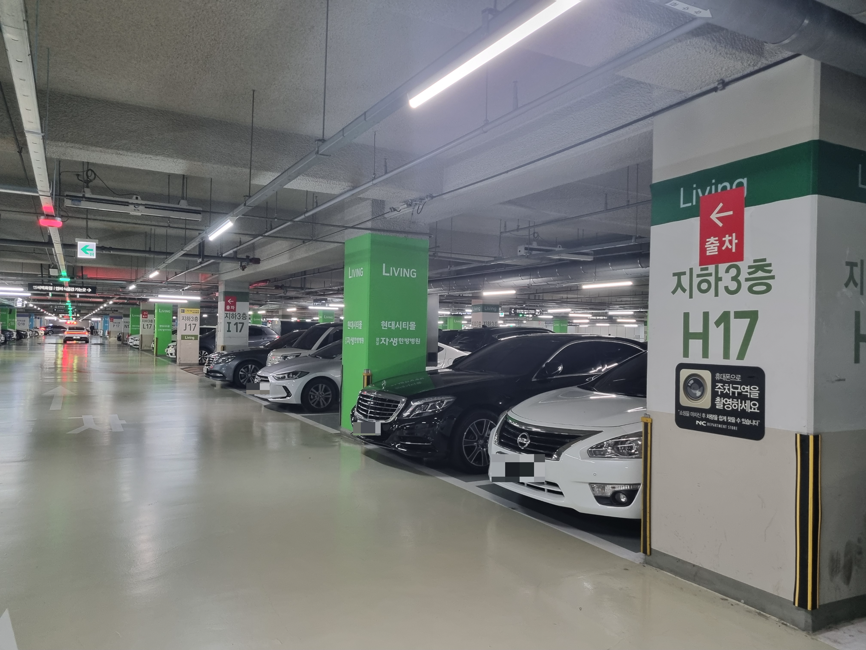 가든파이브 리빙관 지하 3층에 주차돼 있는 승용차와 영어&amp;#44; 번호가 적혀있는 기둥