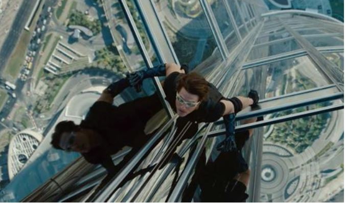 부르즈 할리파 외벽 등반 하는 한장면