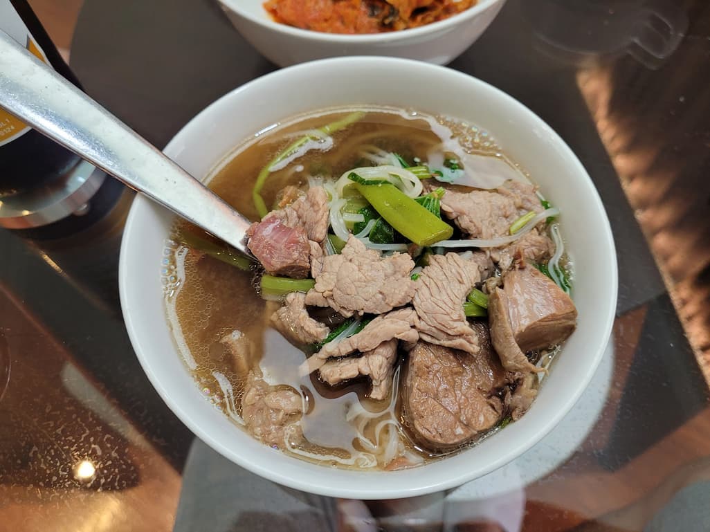 방콕 리버사이드 숙소에서 먹는 갈비국수 포장 음식과 쌀국수