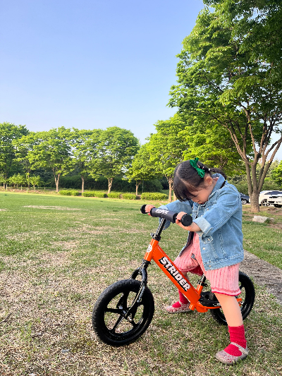 스트라이더 밸런스 자전거를 타는 여자 아이