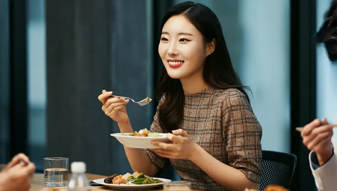 식사를 하는 여성