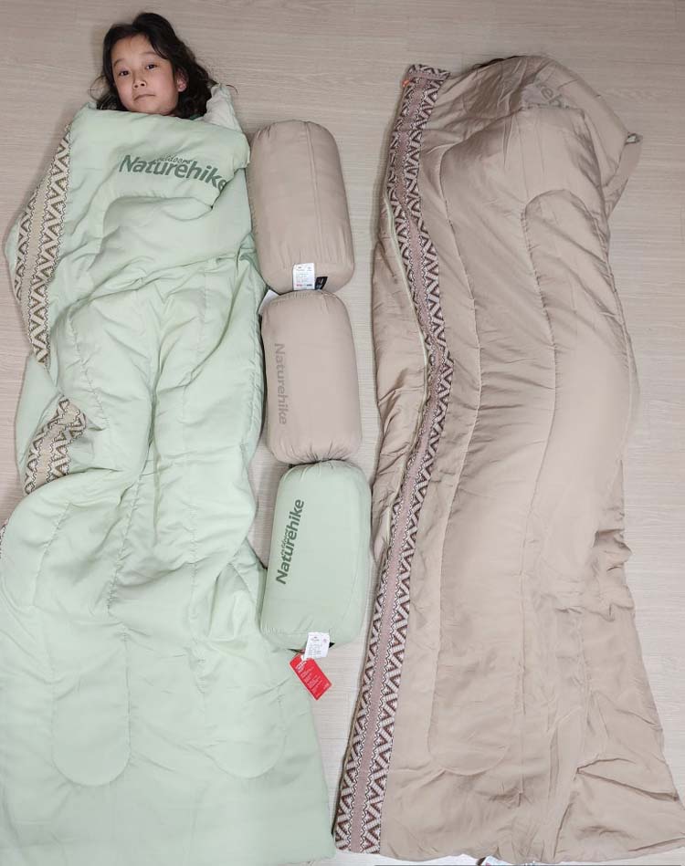 침낭의 크기를 참고하세요~ 왼쪽 초등학교 3학년, 오른쪽 중학교 3학년