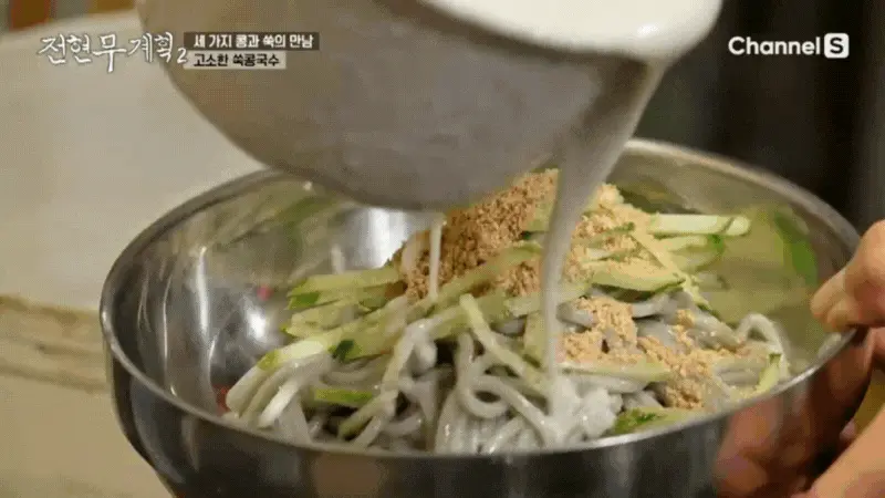 면과 각종 고명에 콩물이 부어지고 있는 당진 에이스식당의 쑥콩국수