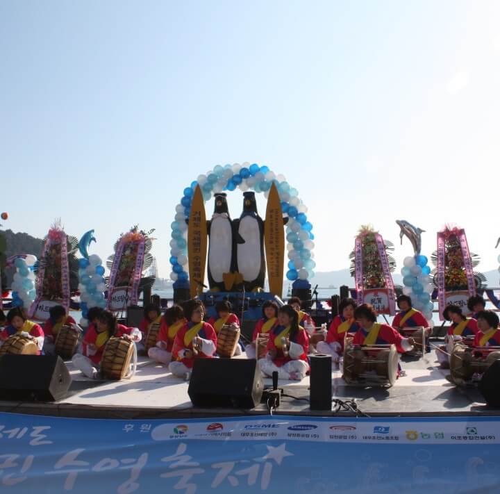 국제펭귄수영축제 개막 행사. 전통 음악 공연과 펭귄 모형 장식으로 꾸며진 무대