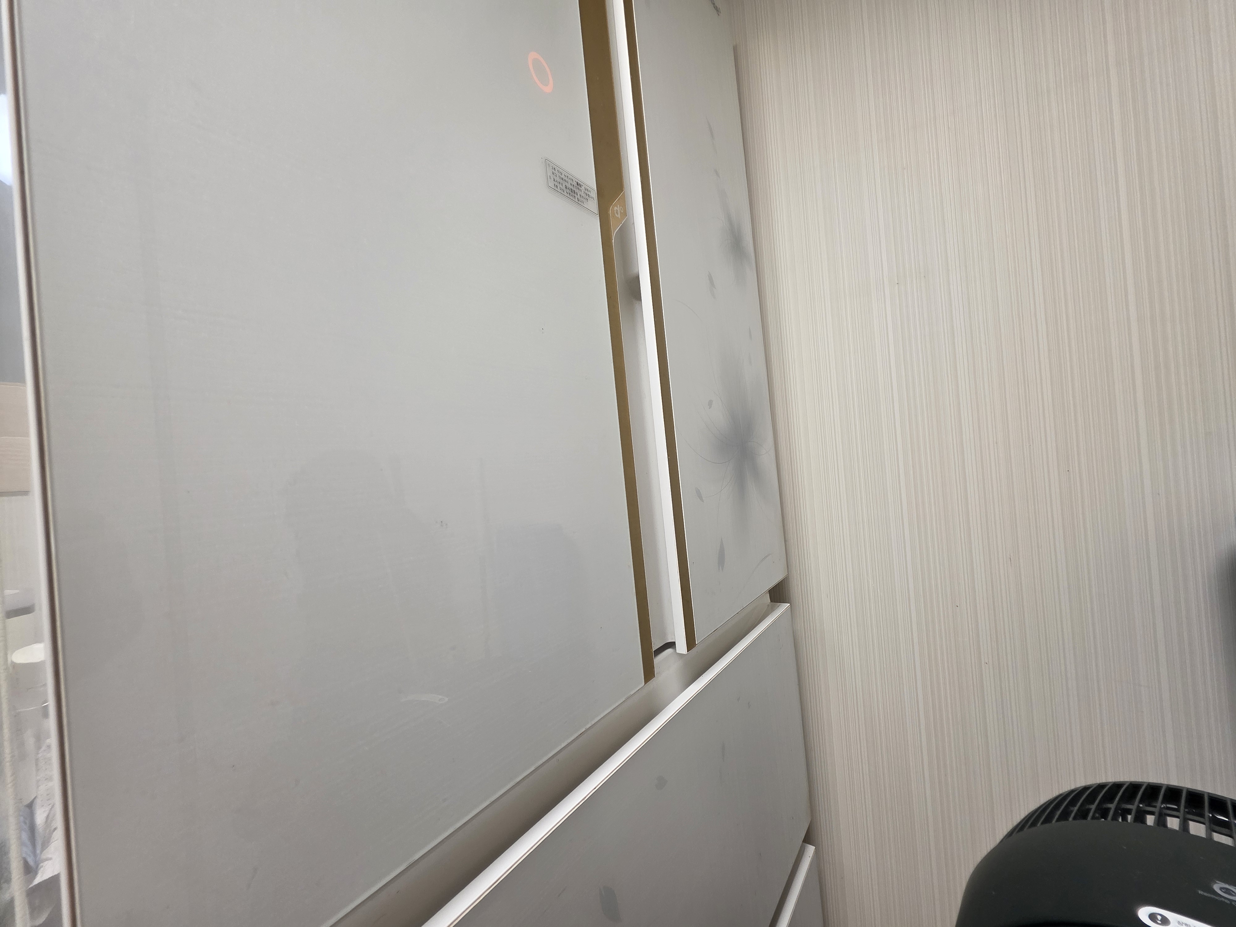 오래 사용한 김치냉장고 교체시기와 소음&middot;발열 상태를 점검하는 모습