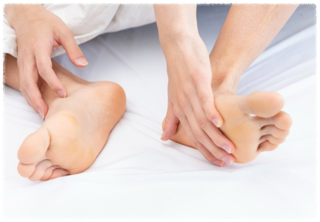 무좀 초기 증상으로 인해 발을 관찰하는 모습의 이미지