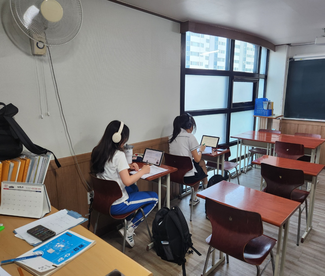 중학교 학생들의 실제 수학 학습하는 사진