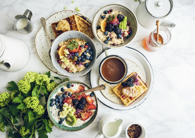 수면과 식습관의 연관성 – 숙면을 돕는 음식 vs. 방해하는 음식