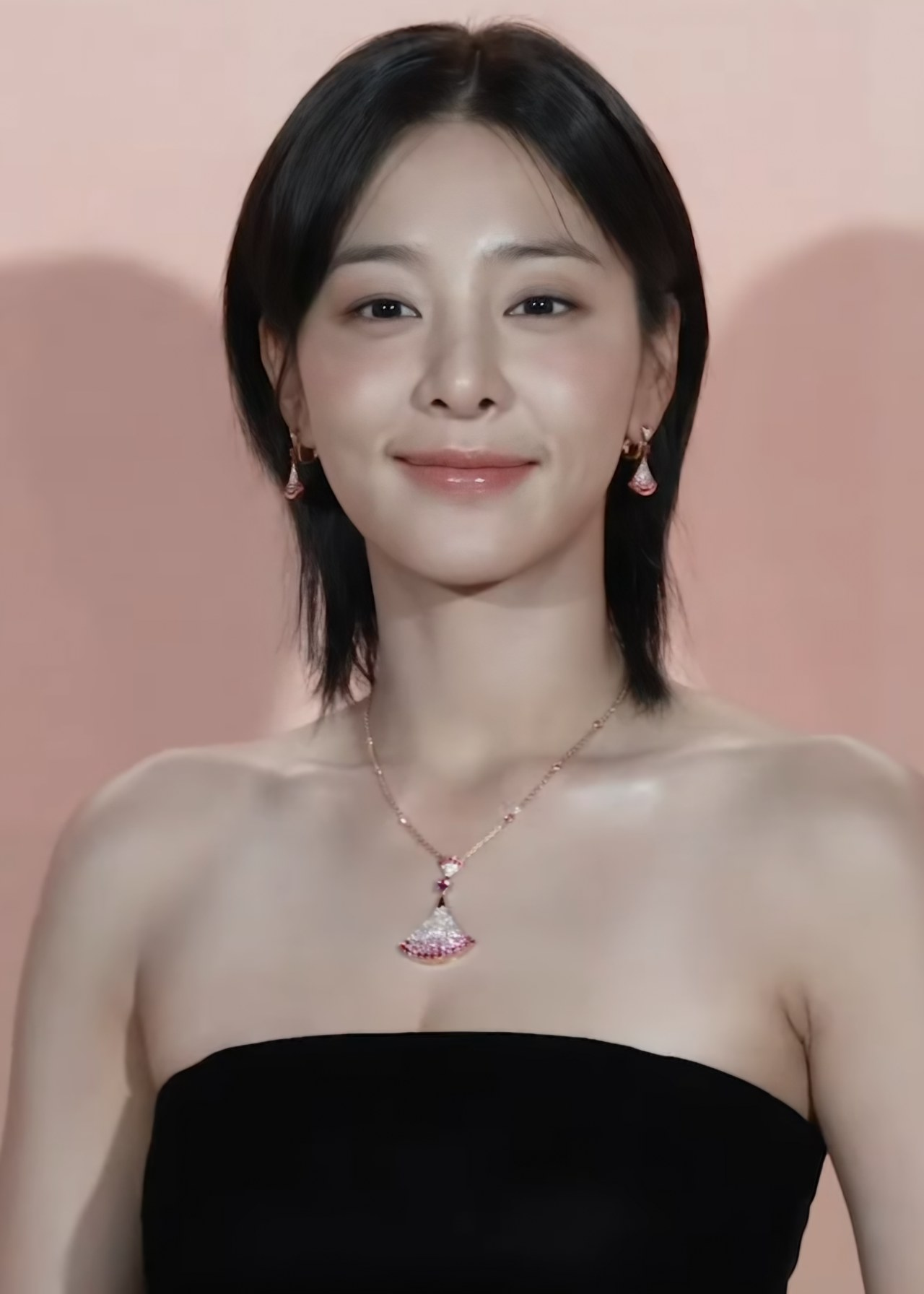 2024년 9월 공식 행사 포토콜에 선 배우 설인아 (사진: K-POPIT 케이팝잇 / Wikimedia Commons, CC BY 3.0)
