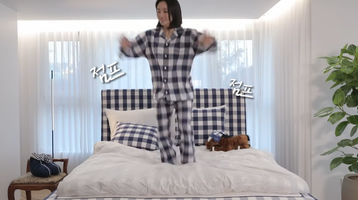 침대에서 점프하는 모습