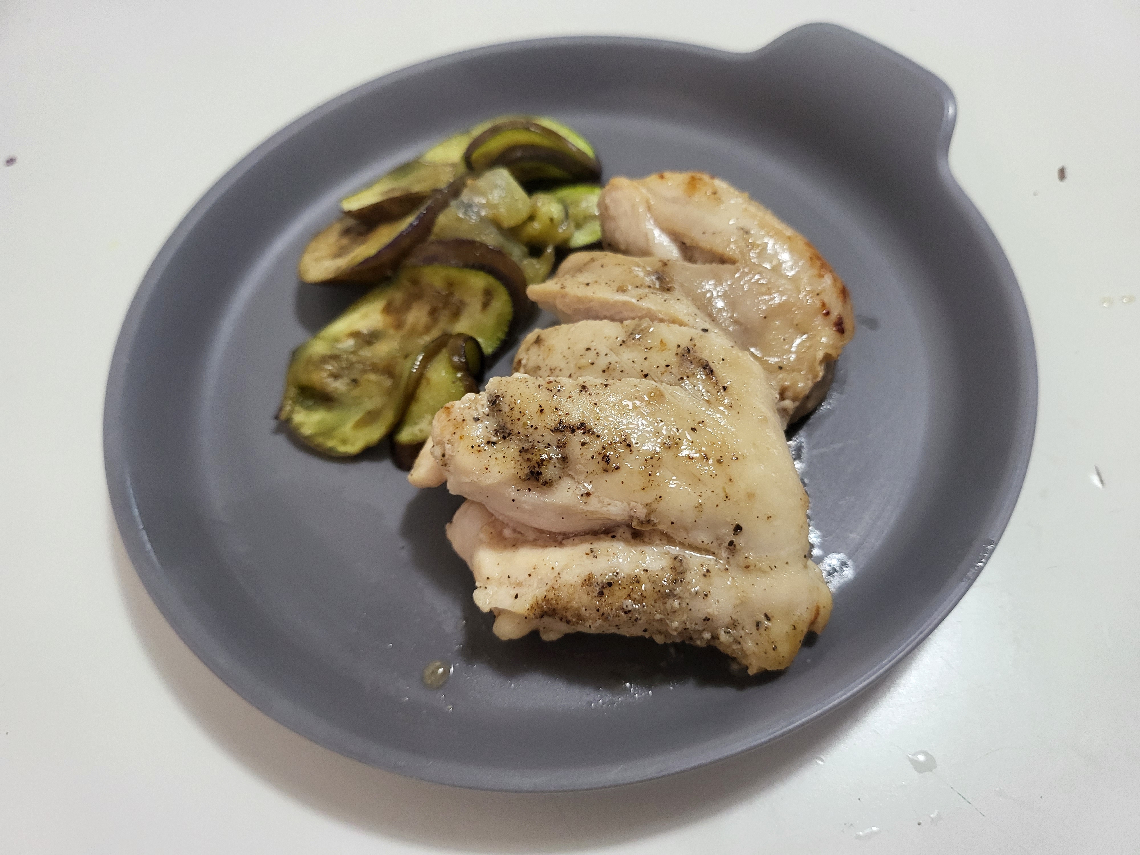 닭다리살 스테이크와 가지볶음