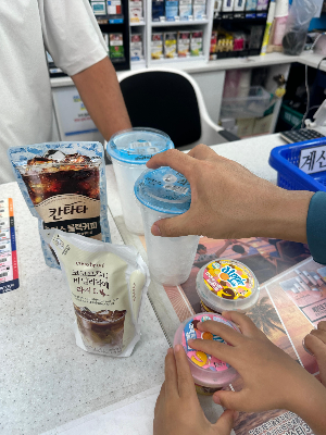 편의점에서 구입한 커피와 간식