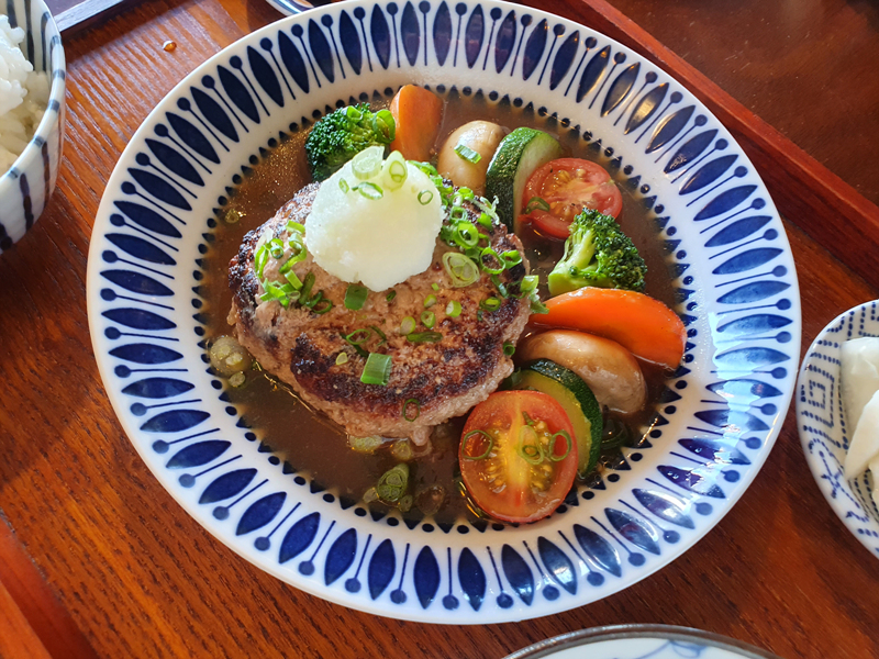 다채로운-색감의-함박스테이크